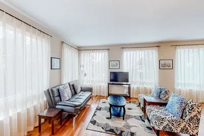 Image de Dog-friendly sound-front cottage with fireplace, deck, lawn, beach access, & W\/D