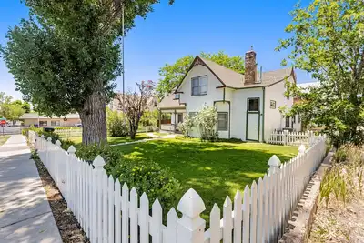 Image de Historic dog-friendly home with foosball table, grill, fireplace, patio, & Ac