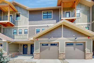 Image de Charming townhome in central locale with fireplace & balcony - dog-friendly