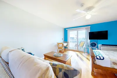 Image de 2nd-floor studio 1 block from the beach with pool, beach access, grills, & W/D
