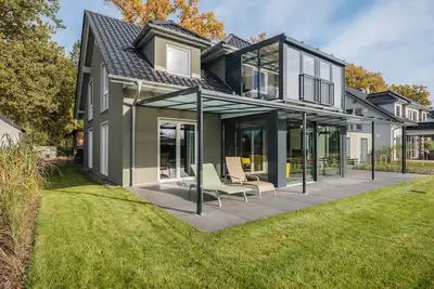 Image de Luxus Ferienhaus fĂĽr 8 Personen am See Inkl. Boot - Rabennest