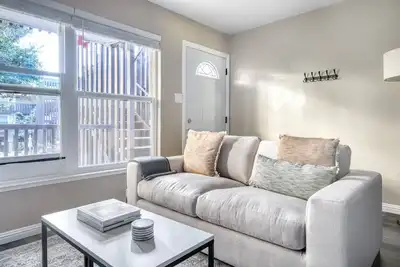 Image de Luxe San Mateo Studio w/ Pool & W/D, nr 20+ restaurants, by Blueground