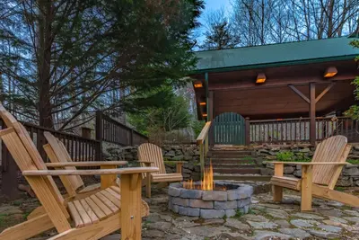 Image de *Storytellers Cabin* Arcade~Hot Tub~Rustic~Family
