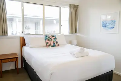 Image de Whale Watch Unit 15  - Spacious Beachfront Apartment