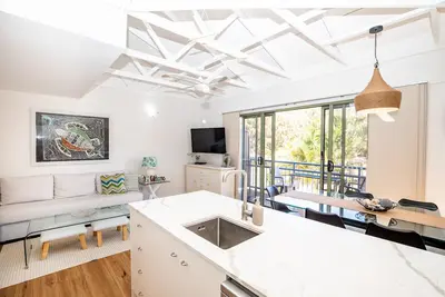 Image de Straddie Breeze - A gorgeous fully renovated beachside apartment