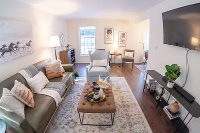 Image de Chic Townhouse Near Spac, Restaurants, 3 bedrooms, King Beds, Pet Friendly