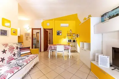 Image de Yellow House with garden, 130 meters from the beach
