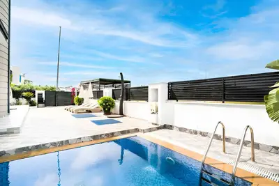 Image de stylish spacious entire villa and pool to yourself close to land of legends