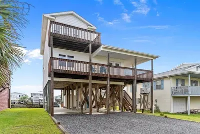 Image de Life of Sea-Renity / 112 Burlington Street - Canal home with private dock!