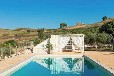 Image de Maison de vacances 'Fattoria Spezia - Limone' avec piscine, jardin et Wi-Fi partagés.
