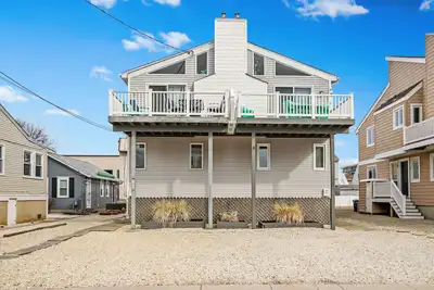 Image de Your vacation starts at this ideally located townhouse.