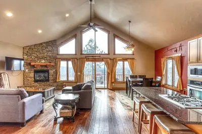 Image de Westwinds Lodge – Stunning Views, Hot Tub & Cozy Retreat