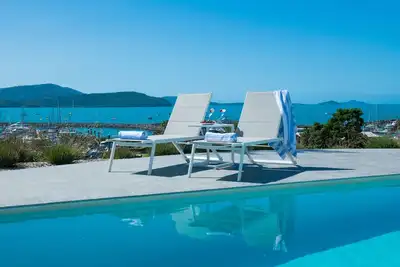 Image de Luxury 4 bedroom holiday home + Pool + Self-contained Unit + 3 Living aeras