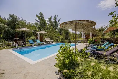 Image de Alexander Aqua Oasis - Poolside Garden Getaway