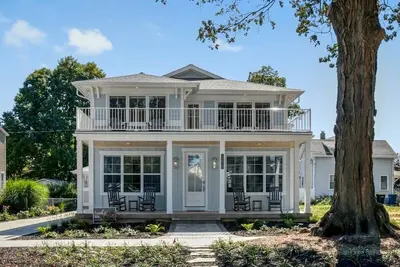 Image de Lux Beach Home | Lake Views, Gas Fire Pit | Walk to South Beach and Downtown