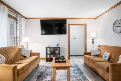 Image de Near Downtown, Modern Interior - Chapel Hill Charm