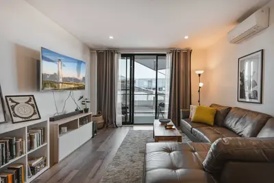Image de Lonsdale St 1-Bed Unit with Study Area and Parking