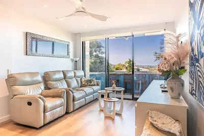 Image de Ocean Views 2-Bed Apartment Minutes from Beach