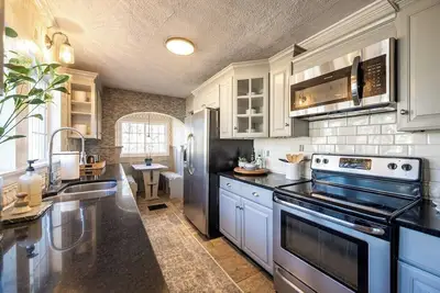 Image de Broad Ripple Vintage Charm: Modern & Cozy Home