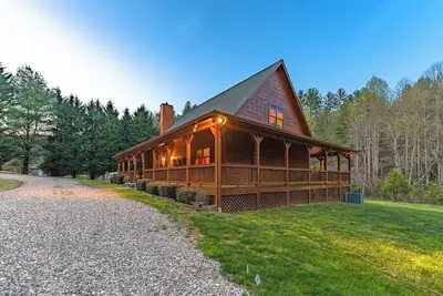 Image de *Timber & Tin* Family Retreat~Creek~Arcade~Hot Tub