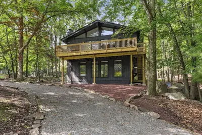Image de Hopskip Luxury Chalet • Hot Tub • Firepit • Gas Grill • Lawn Games • Pool • Lake