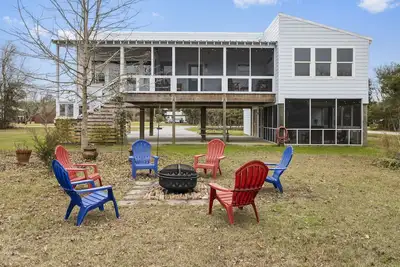Image de Low Tide Beach Home - 8 minute walk to beach - Hot Tub and Fire Pit