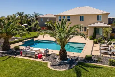Image de Luxe Roseville Home w/ Pool & Hot Tub!