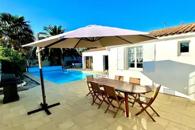 Image de Acacias belle maison avec piscine chauffée, spa et sauna