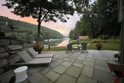 Image de Cozy Lakeside Home w\/Private Beach