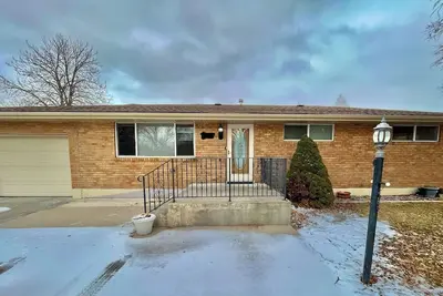 Image de Newly Renovated, Roomy, Brick Home w\/ Garage, Near Old Town