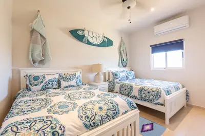 Image de Beautiful condo with private rooftop - only 2 minute walk from the beach!