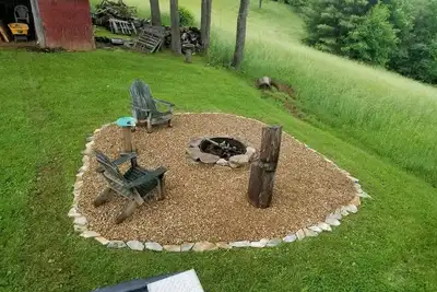 Image de Rustic farmhouse w/firepit