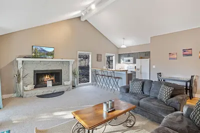 Image de Charming lake-view home with balcony, & golf nearby