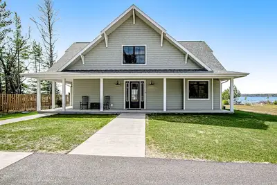 Image de Two dog-friendly lakefront homes with docks, kayaks, rowboat, firepits & beach