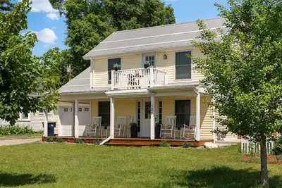 Image de Lovely Bellaire home across from park with beach, walk to Shorts, spa, fun games