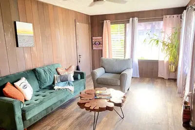 Laidback Island Living Close to Beach & Shopping