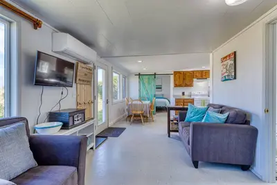 Image de Two beachside bungalows with washer\/dryer, full kitchen, & water access