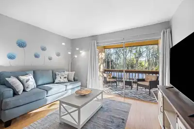 Image de Little Gem 2nd-Floor Condo w/ Heated Pool  1br