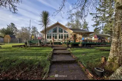 Image de Beautiful house right on the channel!