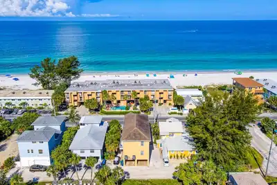 Image de Upper/lower duplex with grills, balconies, & partial Gulf views - steps to beach