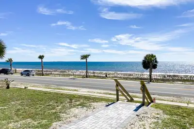 Image de Gulf view getaway across from the beach with sunrooms, gas grills, A/C, & yard
