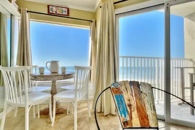 Image de Cozy Beachfront Retreat right on the Sand, Sparkling Pool, & Charming Coastal Flair!