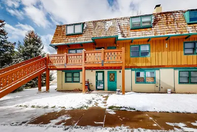 Image de Fantastic condo with fireplaces, full kitchens, ski access, & washer/dryers