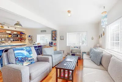 Image de Dog-friendly home with two full kitchens & a gas grill - walk to the ocean