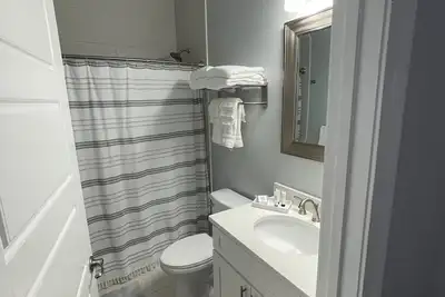 Image de Beautiful New Home short walk to beach sleeps 8