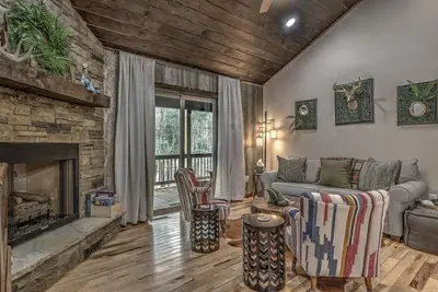 Image de Whiskey Pines - Professionally Decorated | Hot Tub | Disc Golf | Ev Charger