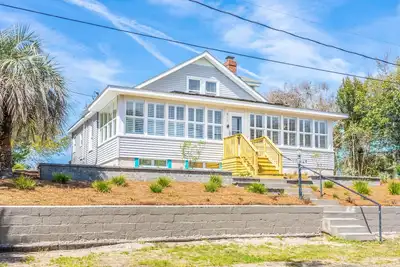 Image de About Time - Classic Folly Beach Home - Block from the Beach - Private Dock