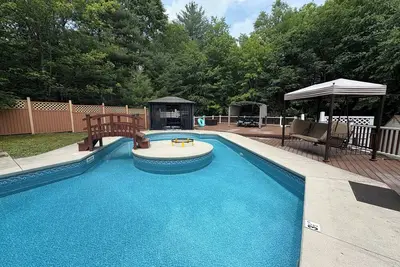 Cheerful 5-bedroom resort villa with heated pool