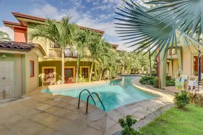 Image de Stylish & Spacious Retreat Near the Beach W\/ Shared Pool, Fast WiFi & Patio