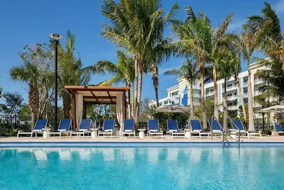 Image de Paradise Found! 2 Comfortable and Modern Units, Swimming Pool, Parking!